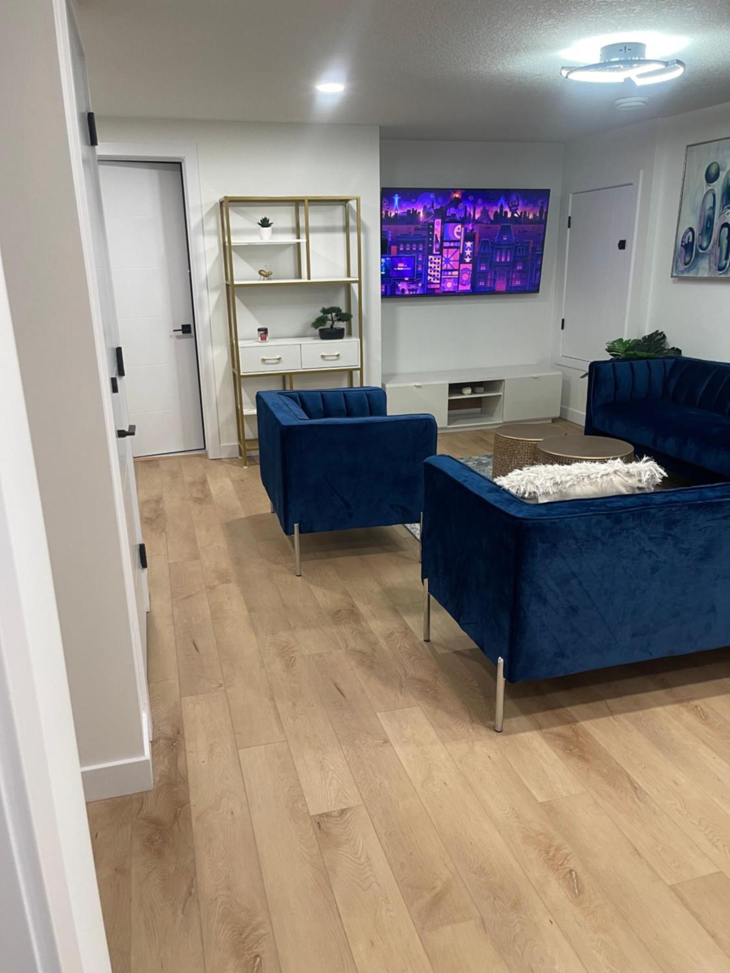 Stylish 2 Bedroom Suite In Sw Edmonton Close To Windermere And Edmonton International Airport Ngoại thất bức ảnh