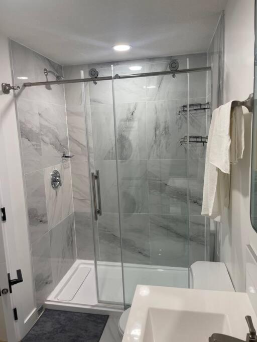 Stylish 2 Bedroom Suite In Sw Edmonton Close To Windermere And Edmonton International Airport Ngoại thất bức ảnh
