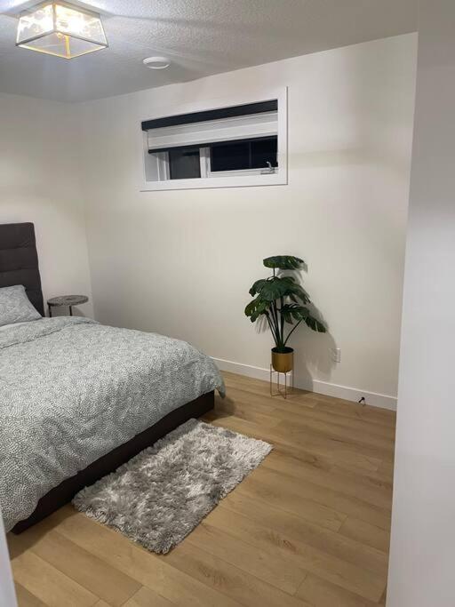 Stylish 2 Bedroom Suite In Sw Edmonton Close To Windermere And Edmonton International Airport Ngoại thất bức ảnh