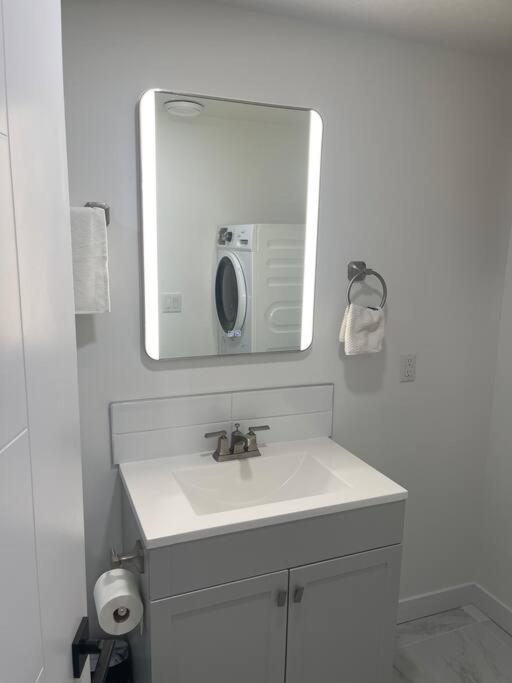 Stylish 2 Bedroom Suite In Sw Edmonton Close To Windermere And Edmonton International Airport Ngoại thất bức ảnh