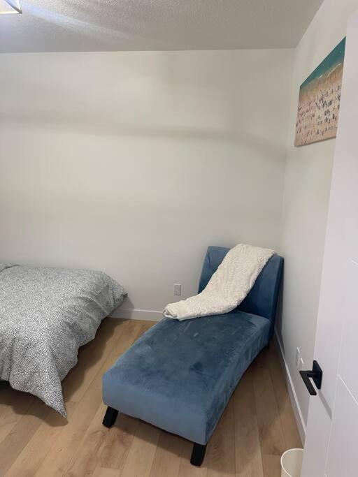 Stylish 2 Bedroom Suite In Sw Edmonton Close To Windermere And Edmonton International Airport Ngoại thất bức ảnh