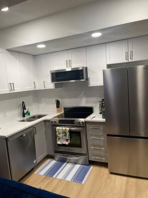 Stylish 2 Bedroom Suite In Sw Edmonton Close To Windermere And Edmonton International Airport Ngoại thất bức ảnh